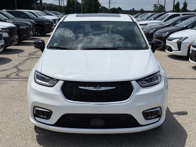 Chrysler Pacifica Vehicle Full-screen Gallery Image 10