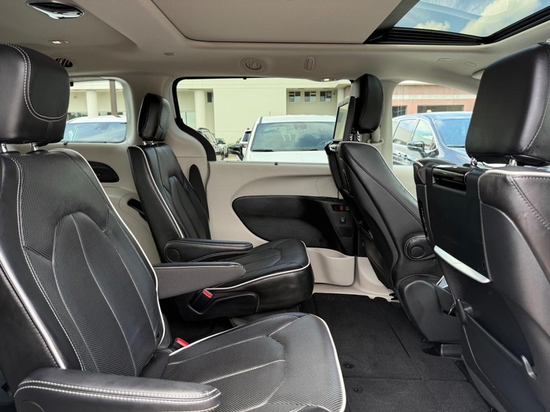 Chrysler Pacifica Vehicle Full-screen Gallery Image 11