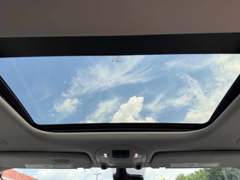Chrysler Pacifica Vehicle Full-screen Gallery Image 12
