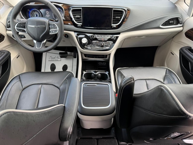Chrysler Pacifica Vehicle Full-screen Gallery Image 13