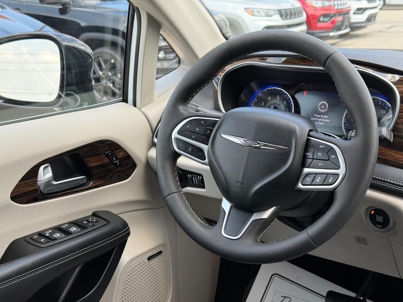 Chrysler Pacifica Vehicle Full-screen Gallery Image 14