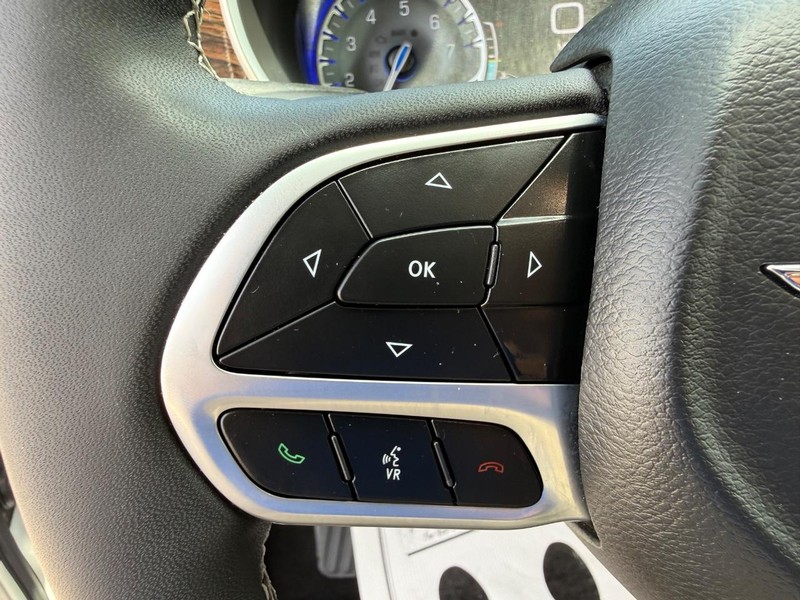 Chrysler Pacifica Vehicle Full-screen Gallery Image 15
