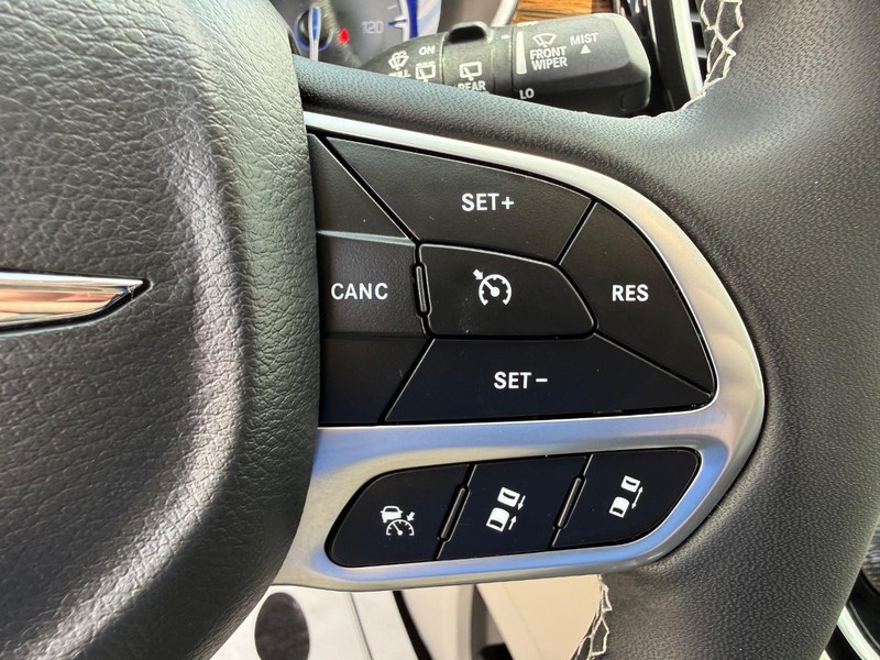 Chrysler Pacifica Vehicle Full-screen Gallery Image 16