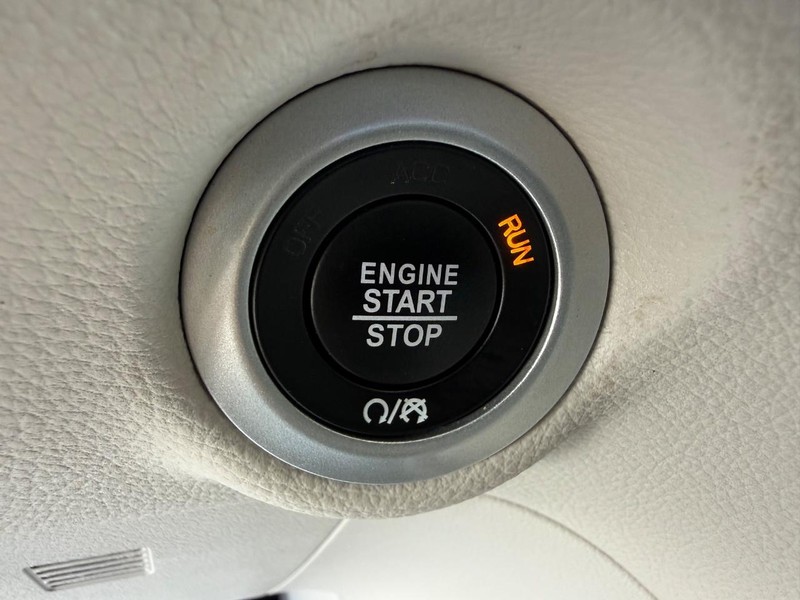 Chrysler Pacifica Vehicle Full-screen Gallery Image 17