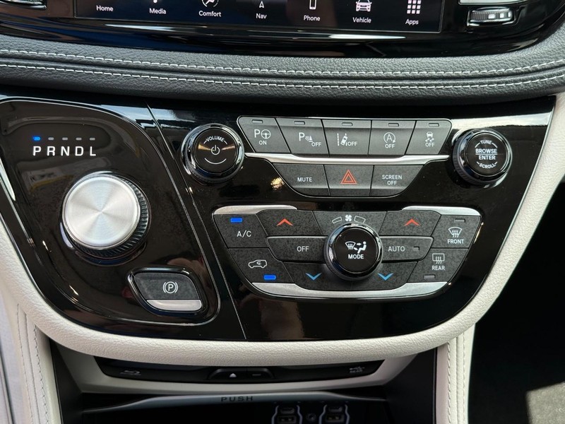 Chrysler Pacifica Vehicle Full-screen Gallery Image 20