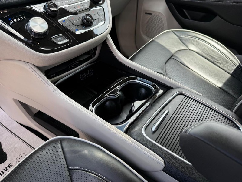 Chrysler Pacifica Vehicle Full-screen Gallery Image 21