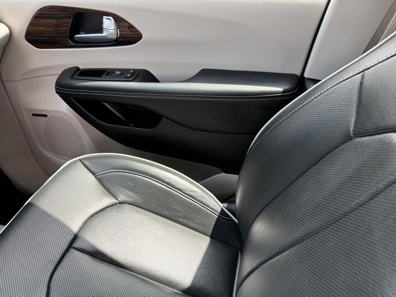 Chrysler Pacifica Vehicle Full-screen Gallery Image 22