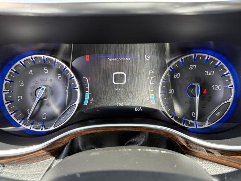Chrysler Pacifica Vehicle Full-screen Gallery Image 23