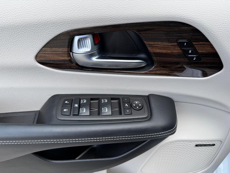 Chrysler Pacifica Vehicle Full-screen Gallery Image 25