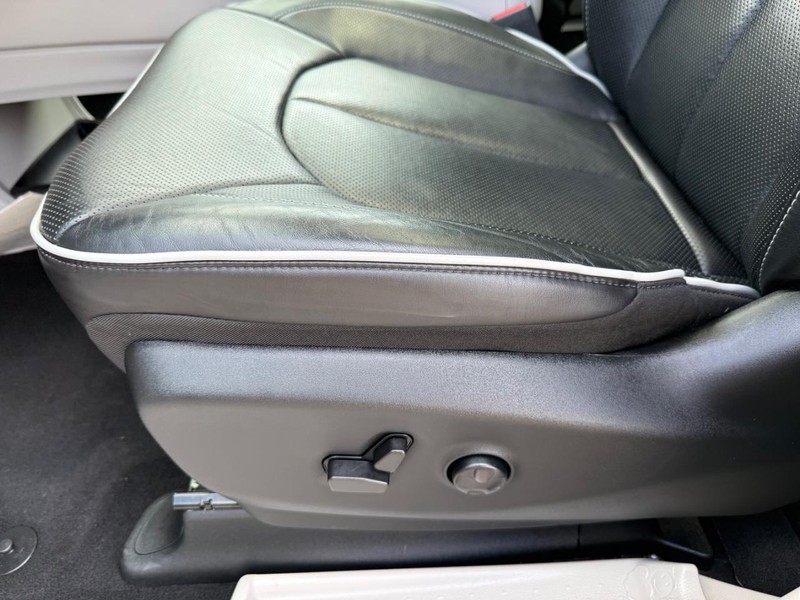 Chrysler Pacifica Vehicle Full-screen Gallery Image 26