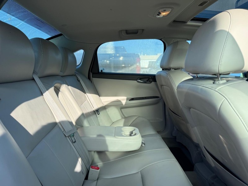 Chevrolet Impala Vehicle Full-screen Gallery Image 10