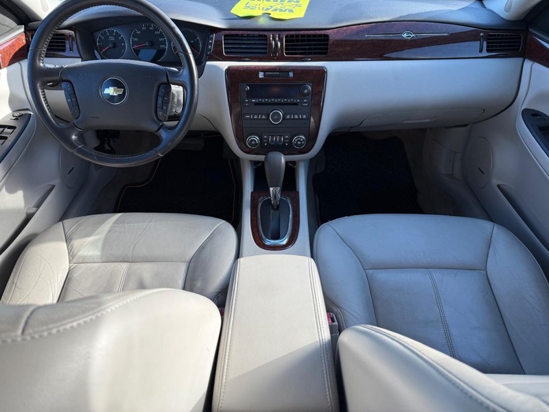 Chevrolet Impala Vehicle Full-screen Gallery Image 12