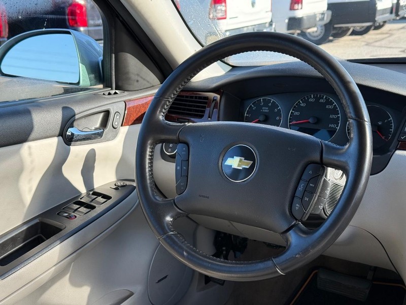 Chevrolet Impala Vehicle Full-screen Gallery Image 13