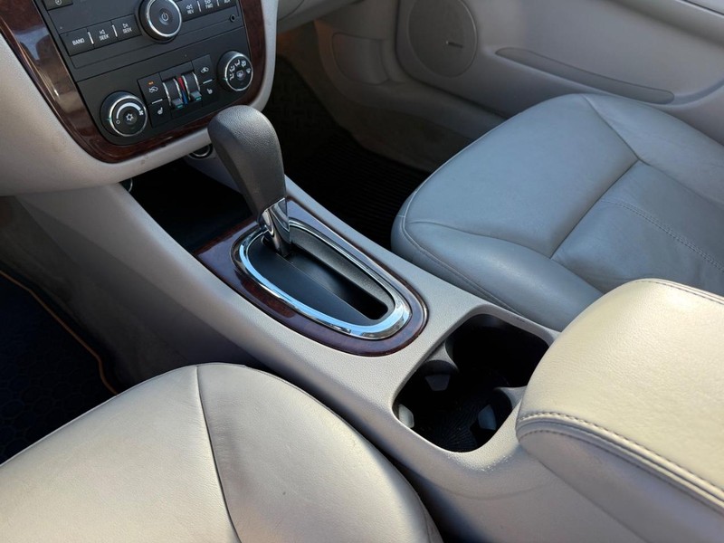 Chevrolet Impala Vehicle Full-screen Gallery Image 19