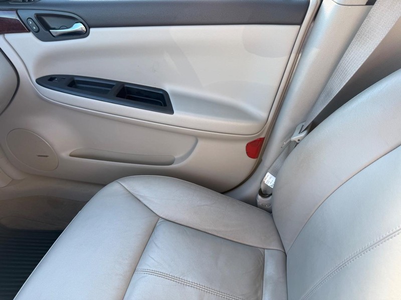 Chevrolet Impala Vehicle Full-screen Gallery Image 20