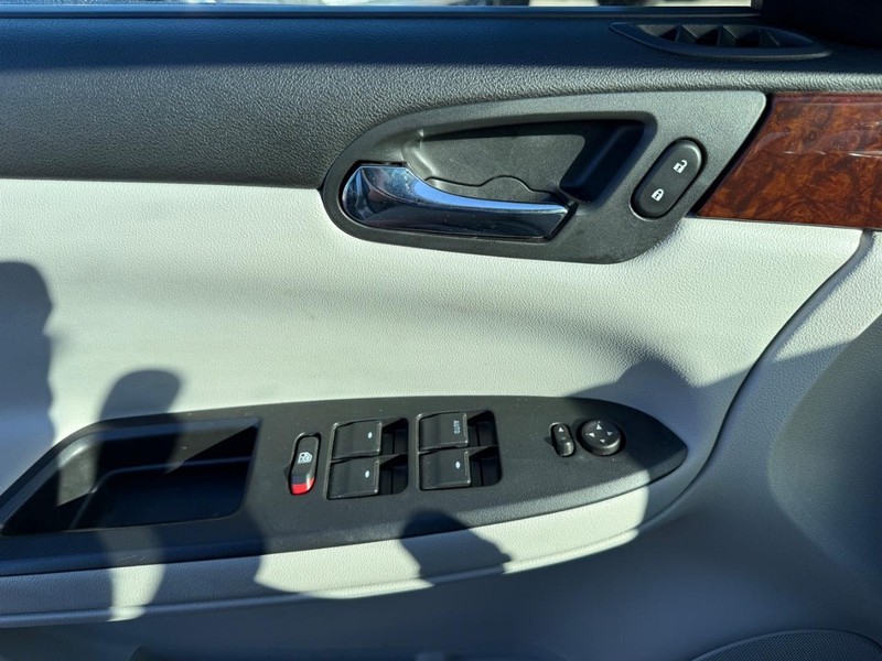 Chevrolet Impala Vehicle Full-screen Gallery Image 23
