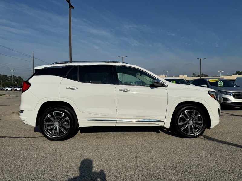 GMC Terrain Vehicle Full-screen Gallery Image 02