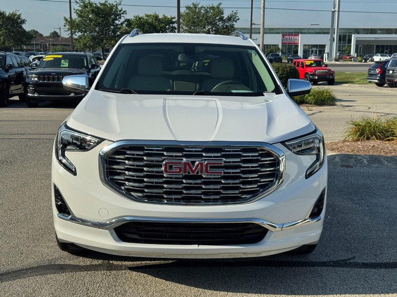 GMC Terrain Vehicle Full-screen Gallery Image 08