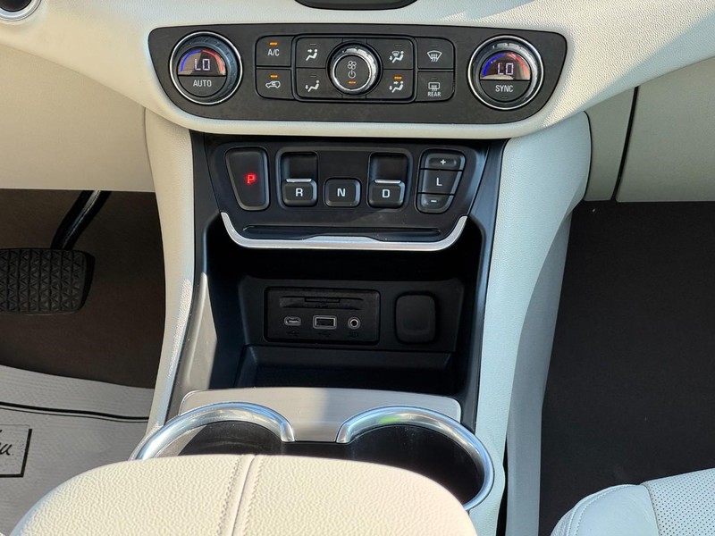 GMC Terrain Vehicle Full-screen Gallery Image 13