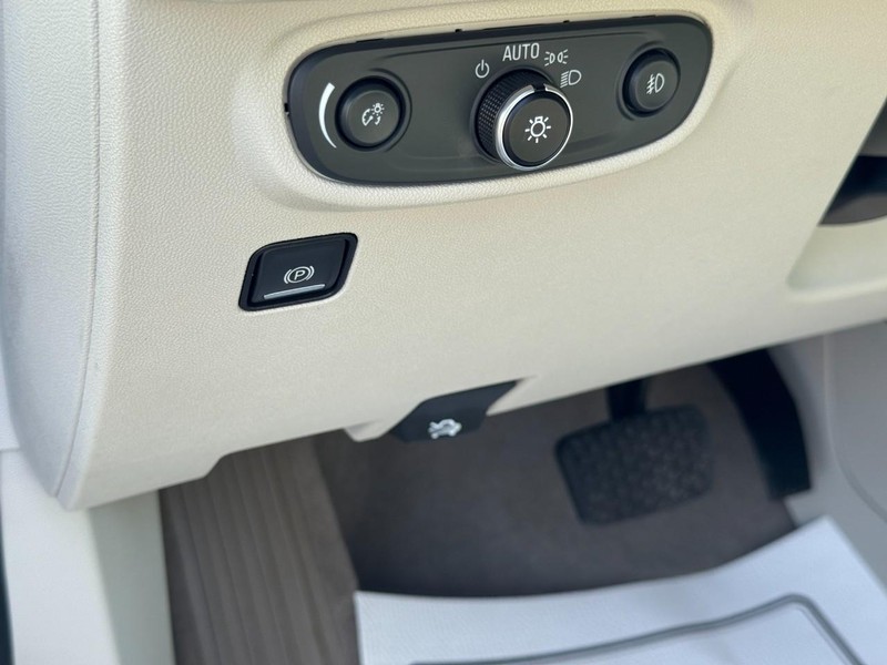 GMC Terrain Vehicle Full-screen Gallery Image 16