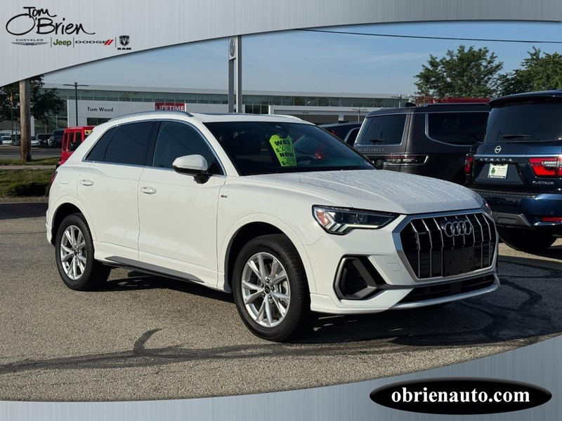 Audi Q3 Vehicle Full-screen Gallery Image 01