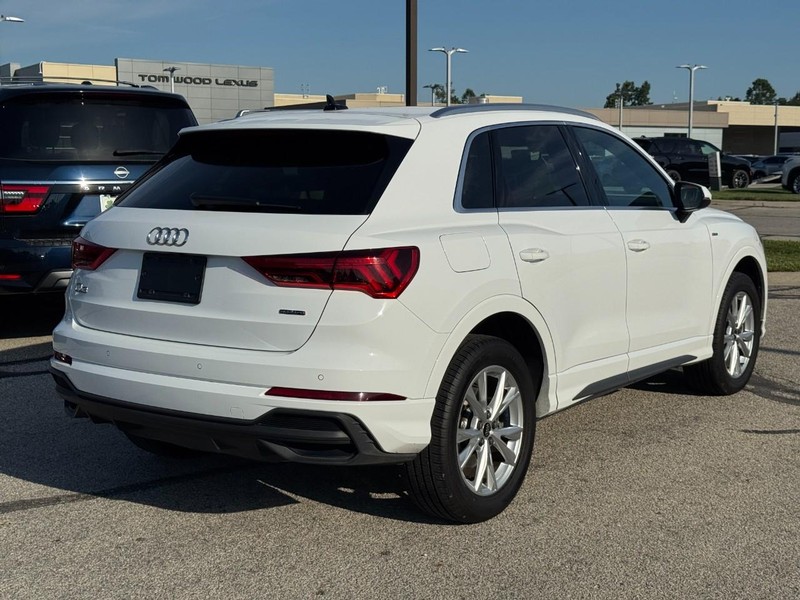 Audi Q3 Vehicle Full-screen Gallery Image 03