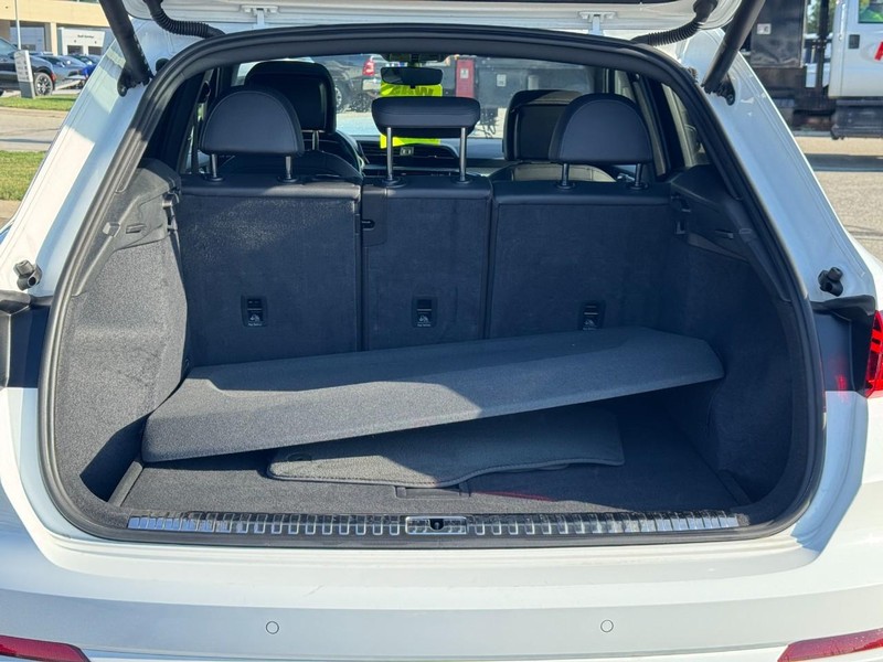 Audi Q3 Vehicle Full-screen Gallery Image 04