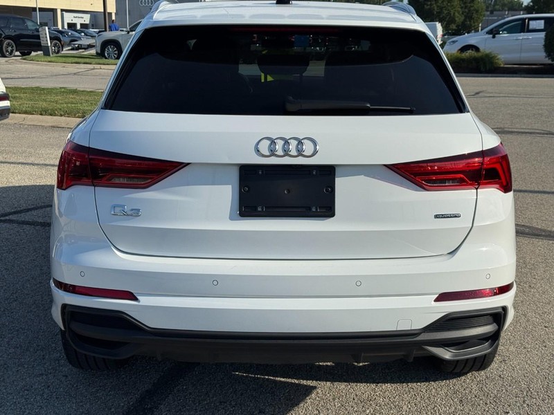 Audi Q3 Vehicle Full-screen Gallery Image 05