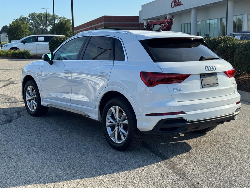 Audi Q3 Vehicle Full-screen Gallery Image 06