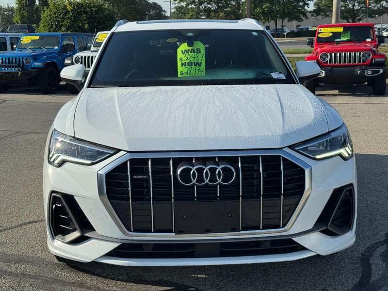 Audi Q3 Vehicle Full-screen Gallery Image 09