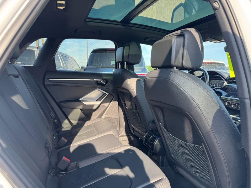 Audi Q3 Vehicle Full-screen Gallery Image 10