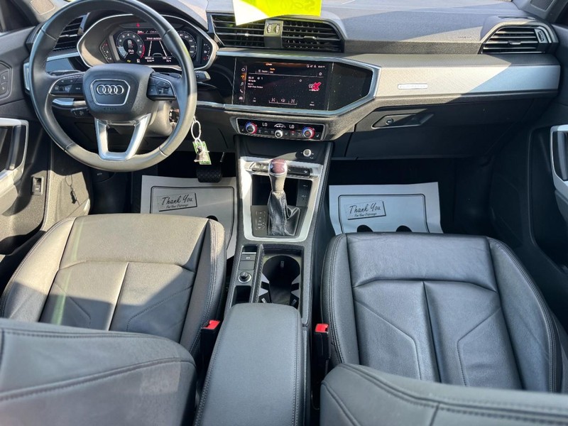 Audi Q3 Vehicle Full-screen Gallery Image 11