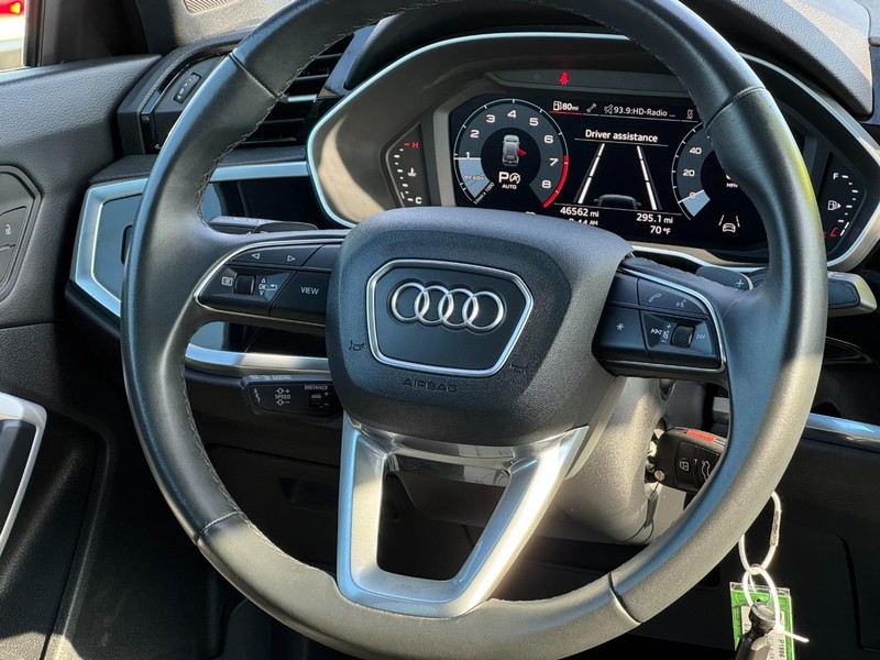 Audi Q3 Vehicle Full-screen Gallery Image 12