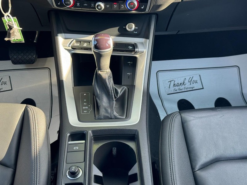 Audi Q3 Vehicle Full-screen Gallery Image 14