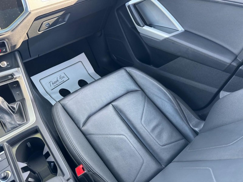 Audi Q3 Vehicle Full-screen Gallery Image 15