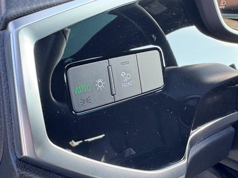Audi Q3 Vehicle Full-screen Gallery Image 16