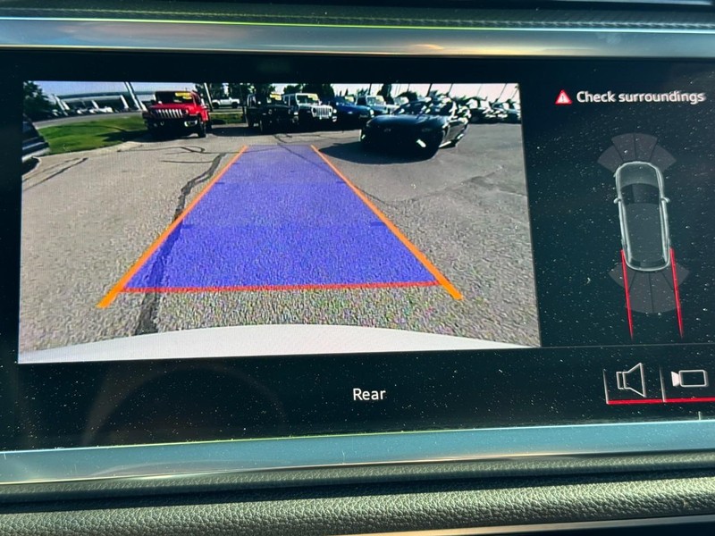Audi Q3 Vehicle Full-screen Gallery Image 20