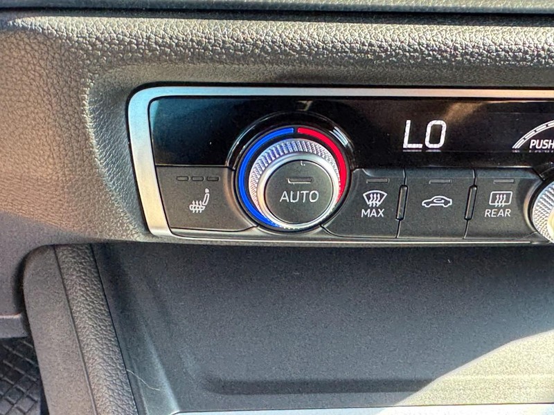 Audi Q3 Vehicle Full-screen Gallery Image 21
