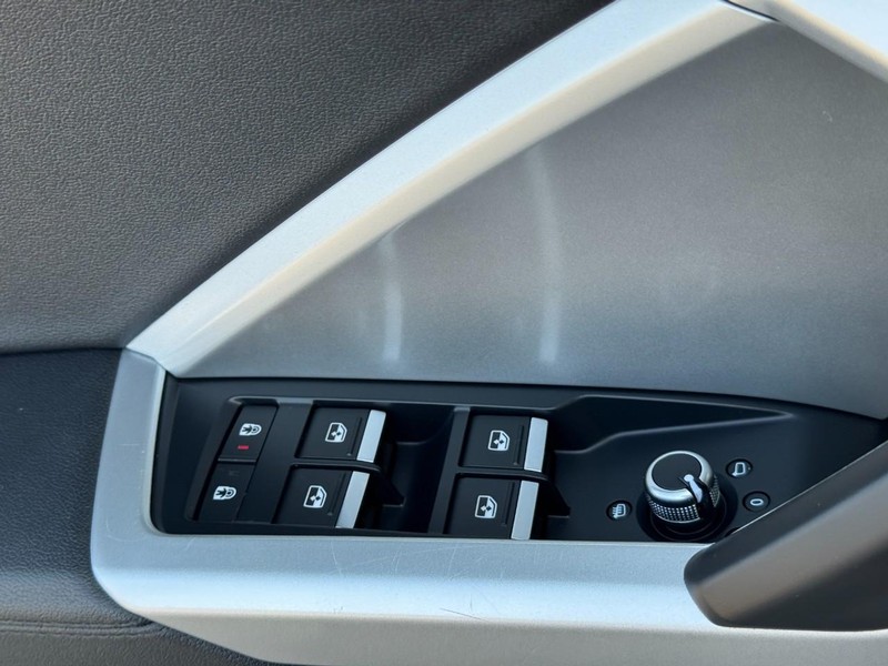 Audi Q3 Vehicle Full-screen Gallery Image 23