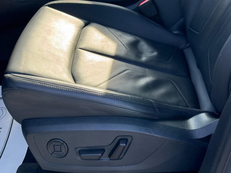 Audi Q3 Vehicle Full-screen Gallery Image 25