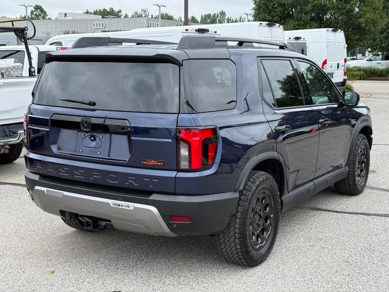 Honda Passport Vehicle Full-screen Gallery Image 03