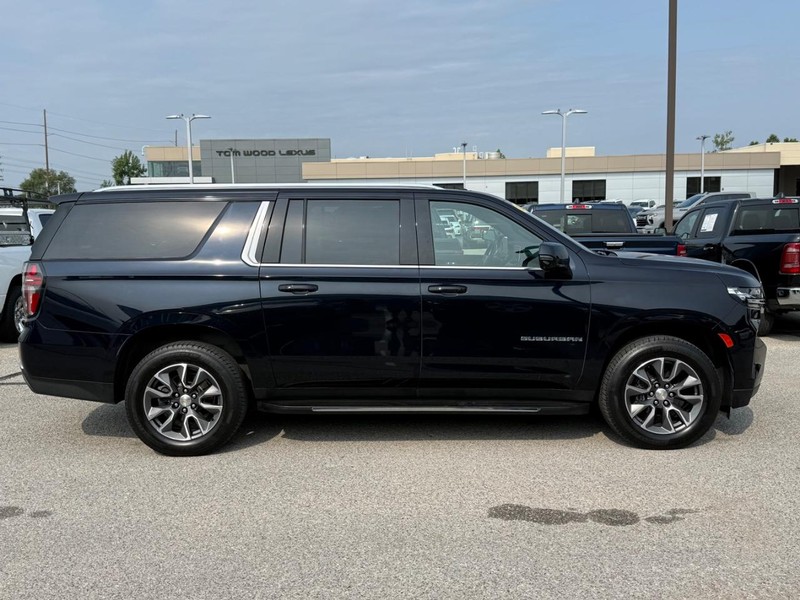 Chevrolet Suburban Vehicle Full-screen Gallery Image 02