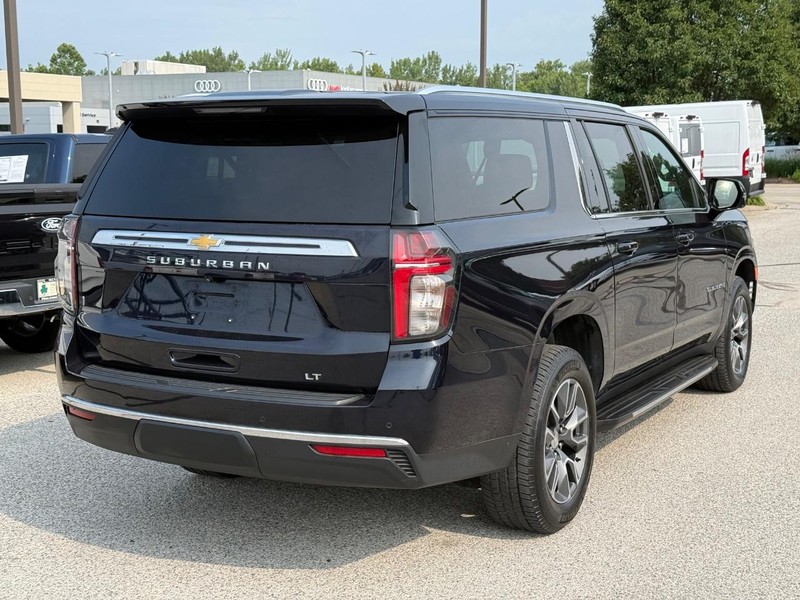 Chevrolet Suburban Vehicle Full-screen Gallery Image 03