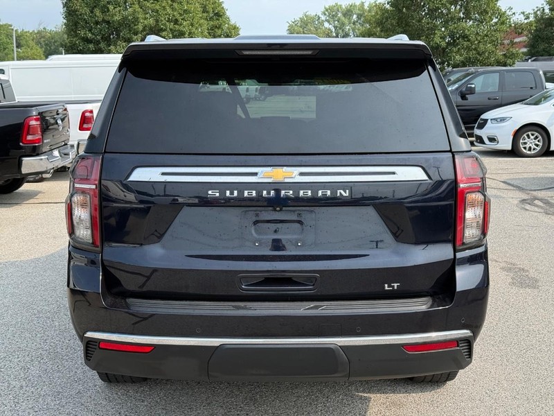 Chevrolet Suburban Vehicle Full-screen Gallery Image 04