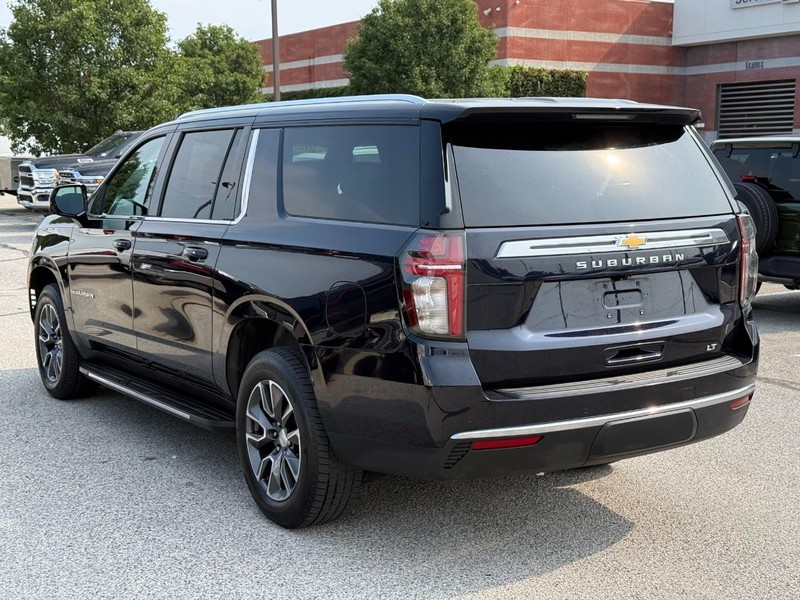 Chevrolet Suburban Vehicle Full-screen Gallery Image 05
