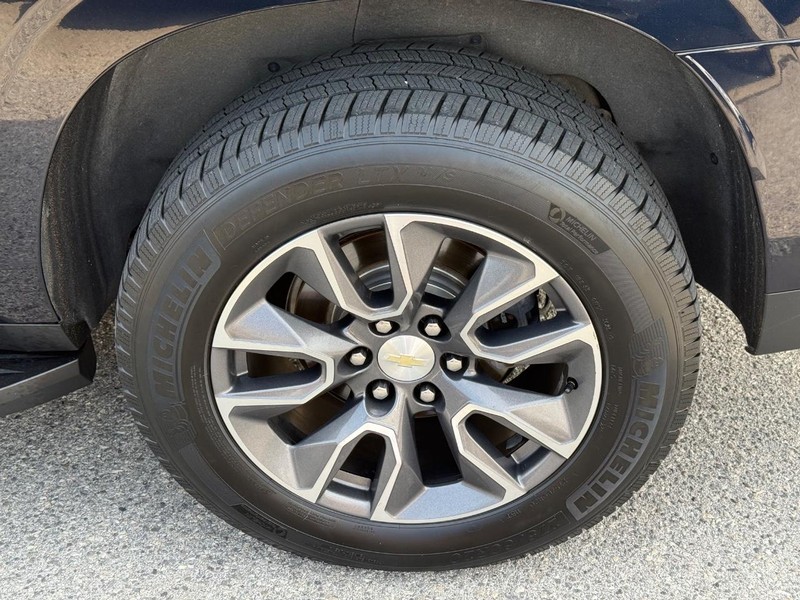 Chevrolet Suburban Vehicle Full-screen Gallery Image 06