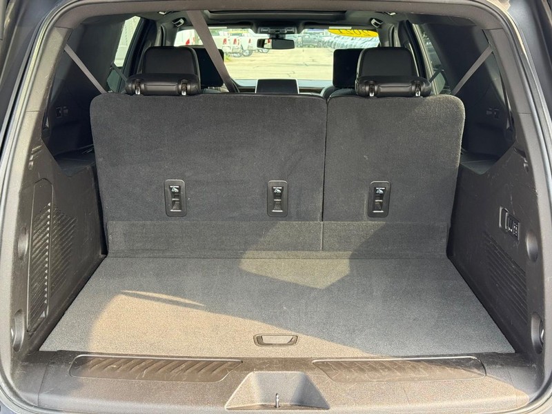 Chevrolet Suburban Vehicle Full-screen Gallery Image 07