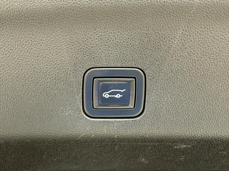 Chevrolet Suburban Vehicle Full-screen Gallery Image 08