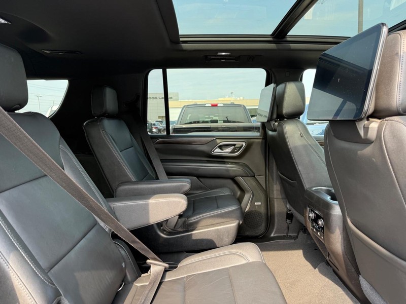 Chevrolet Suburban Vehicle Full-screen Gallery Image 11