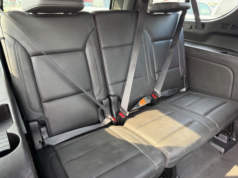 Chevrolet Suburban Vehicle Full-screen Gallery Image 12